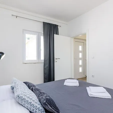 Life - One Bedroom With Balcony And Sea View アパート ドゥブロブニク