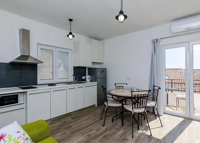 Life - One Bedroom With Balcony And Sea View