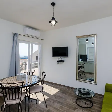 Appartement Life - One Bedroom With Balcony And Sea View